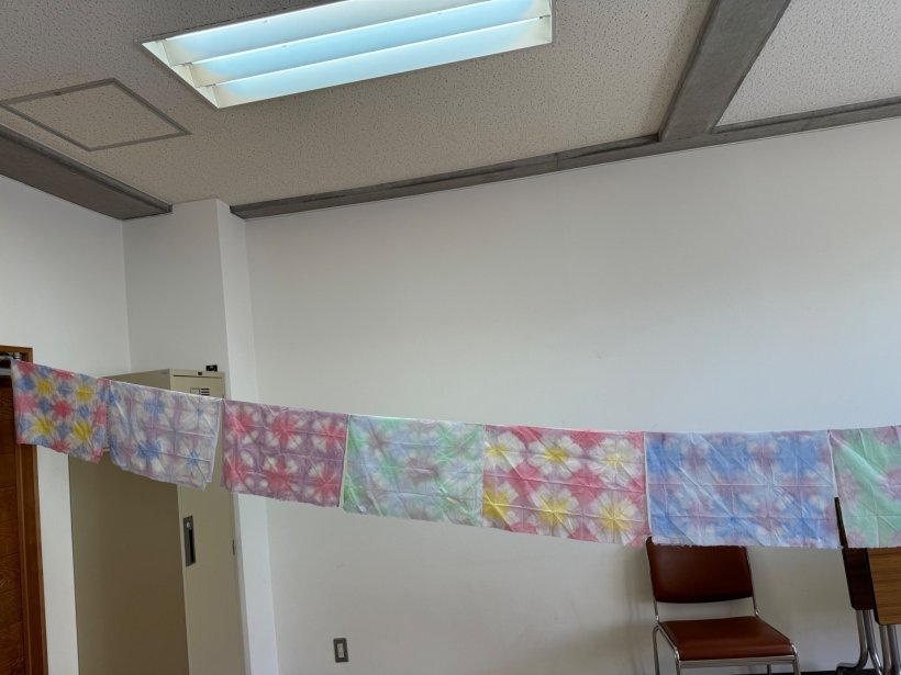 色染した和紙を吊るしている