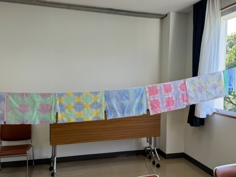 色染した和紙を干している