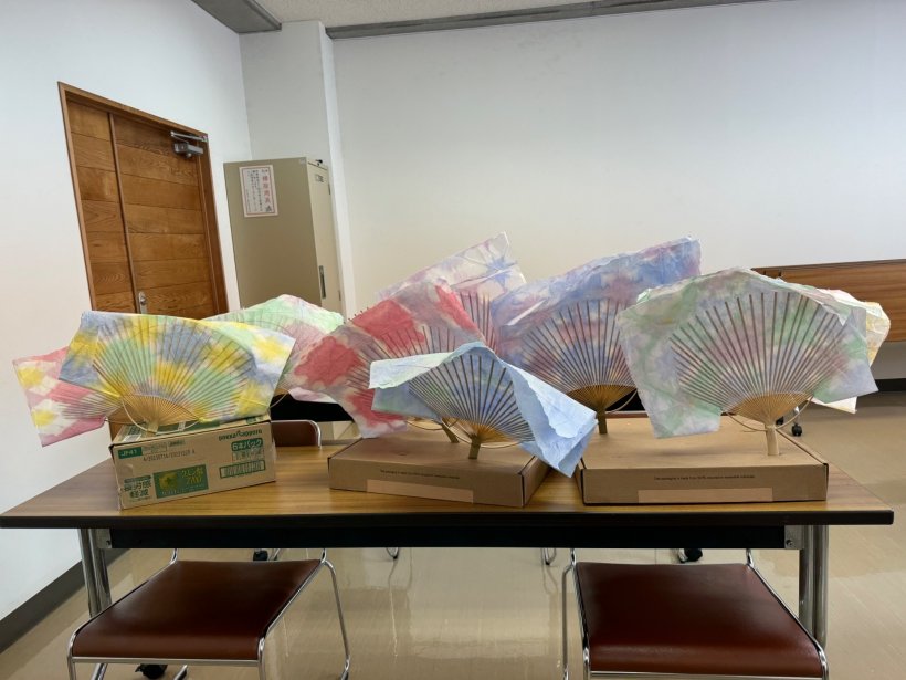 ダンボールに刺さったうちわ