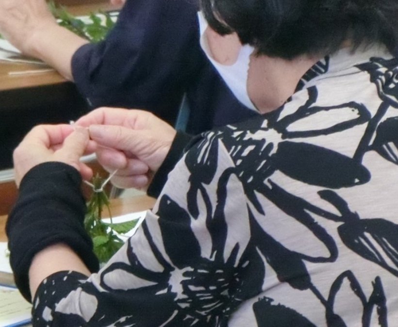 ブーケを紐で結んでいる