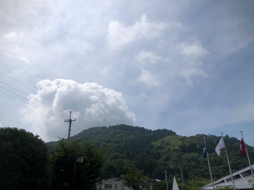 夏の空と山