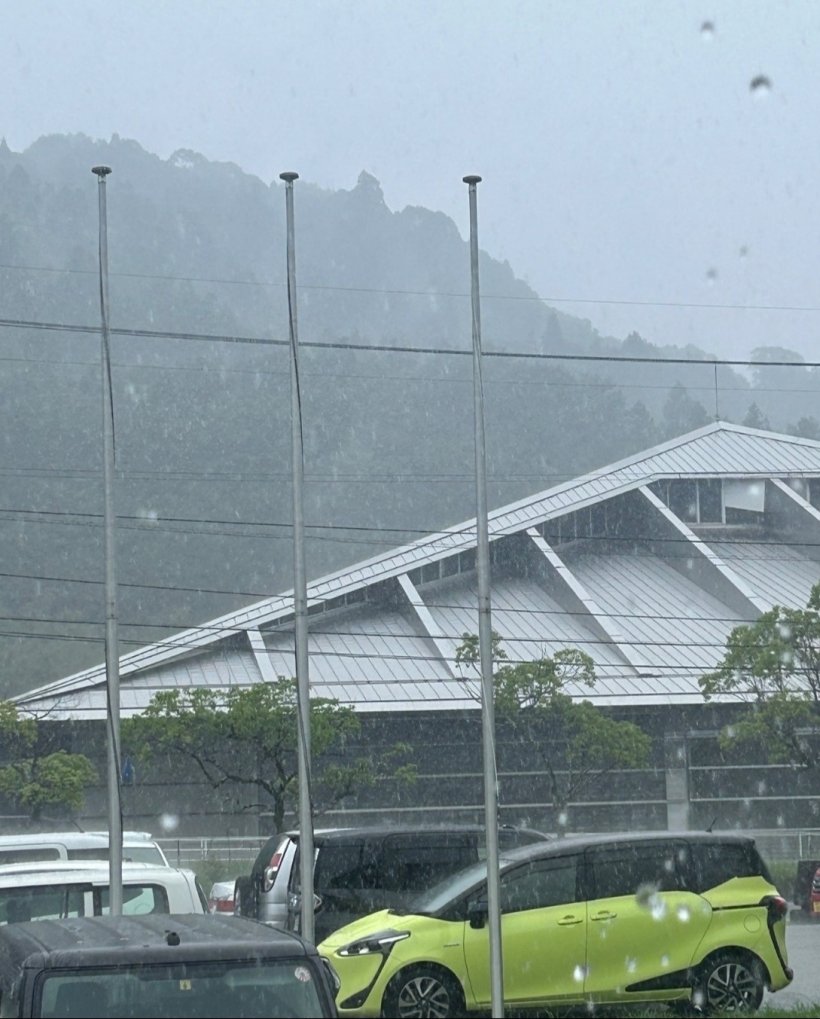 沢山雨が降っている