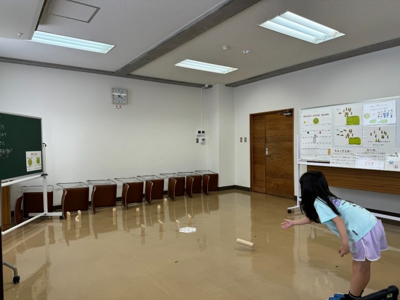 モルックを投げている