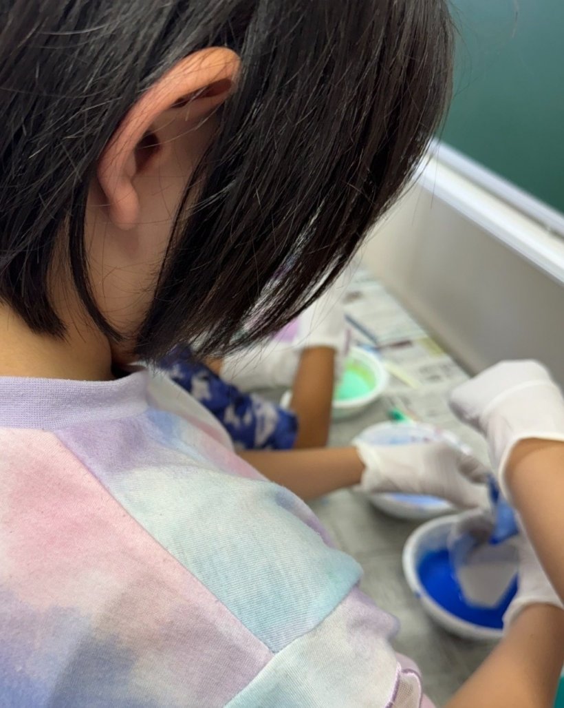 和紙に色をつけている