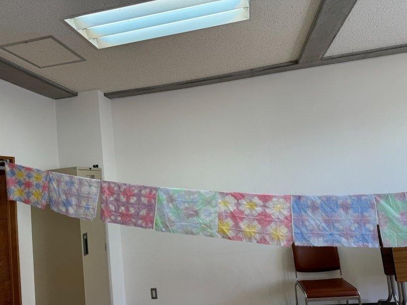 和紙を吊るしている