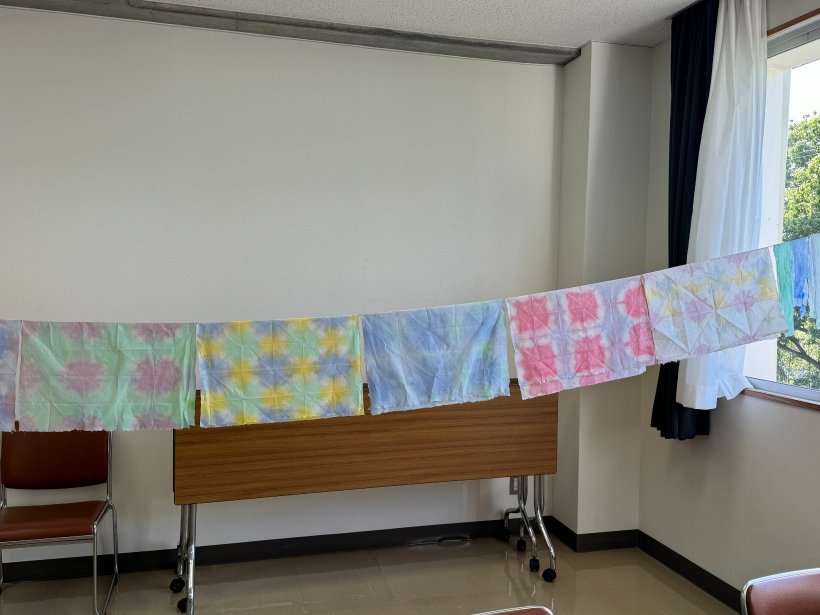 和紙を吊るしている