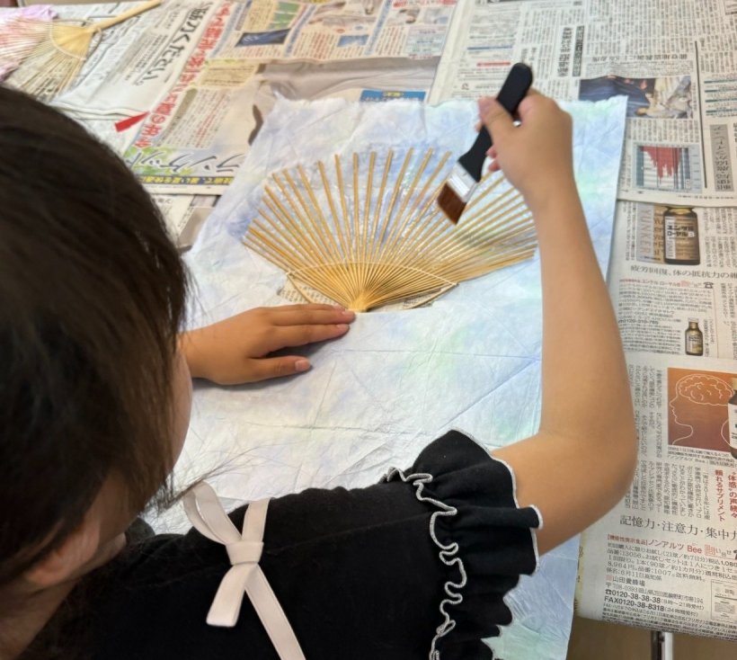 のりを塗っている