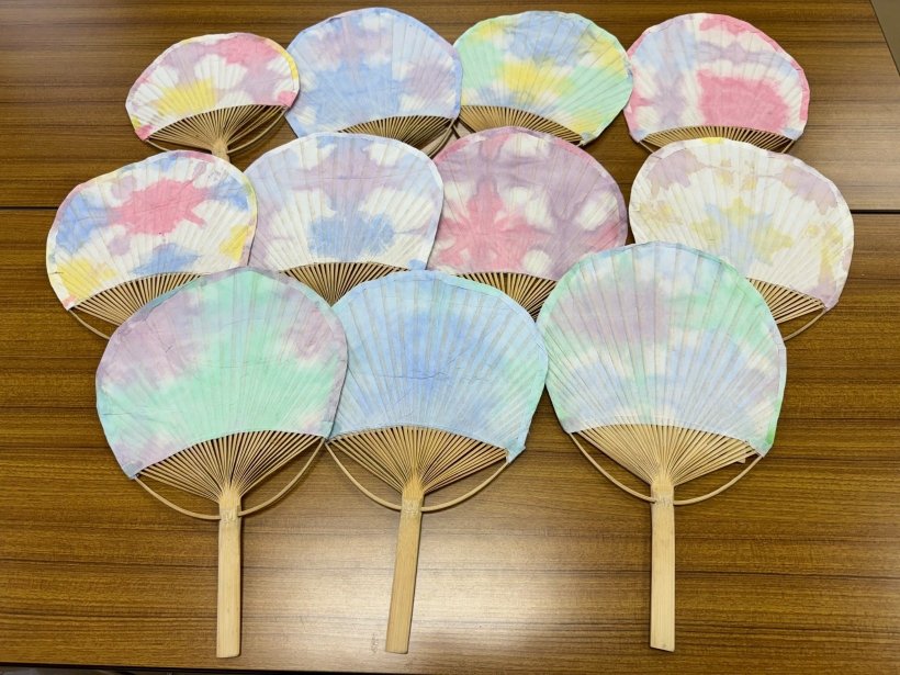 机に11本うちわを置いている