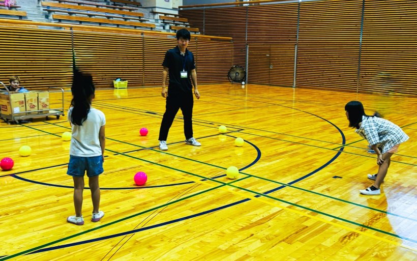 3人でボールを見ている