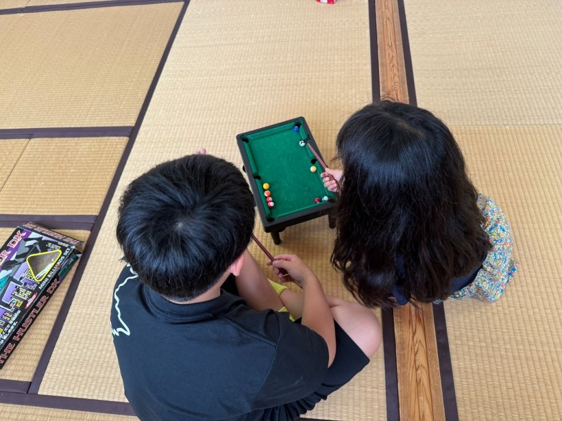 2人でビリヤードをしている