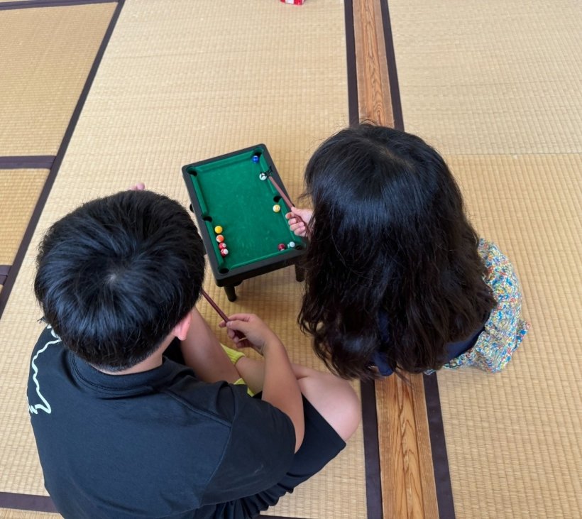 2人でビリヤードをしている