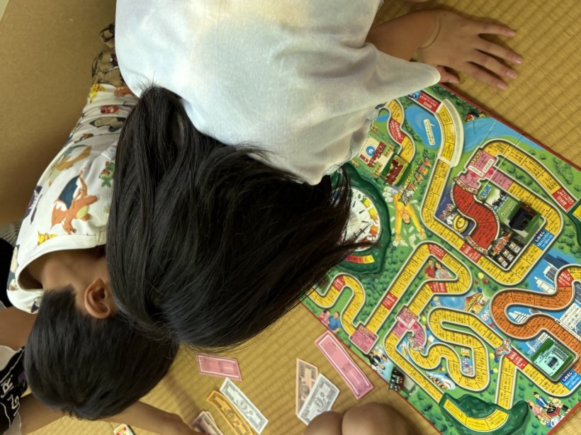 2人で人生ゲームをしている