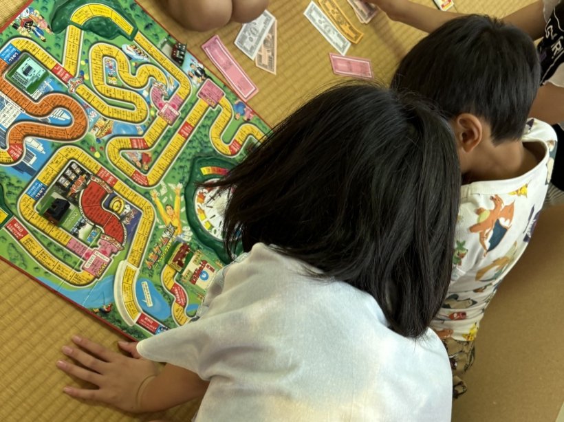 2人で人生ゲームをしている