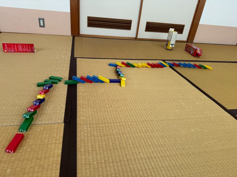 ドミノが倒れている