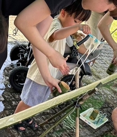 小さい子供がフォークでそうめんをとっている