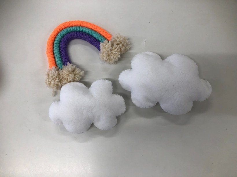 フェルトと紐で作った雲と虹