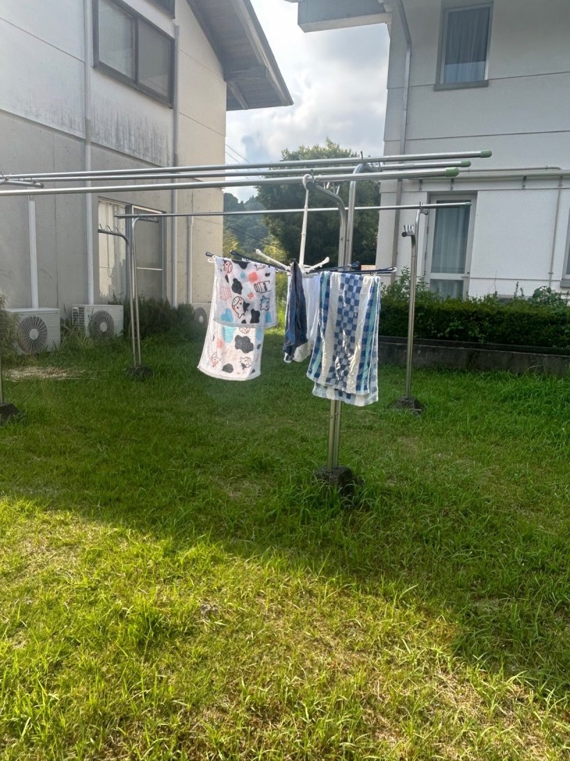 竿にタオルを吊るしている