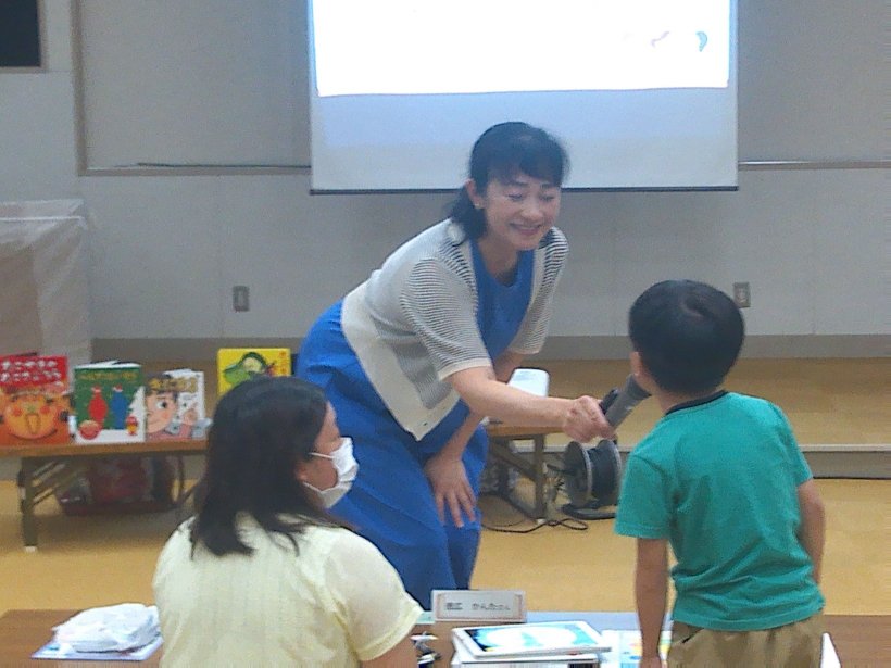 マイクを向けて子どもに質問している