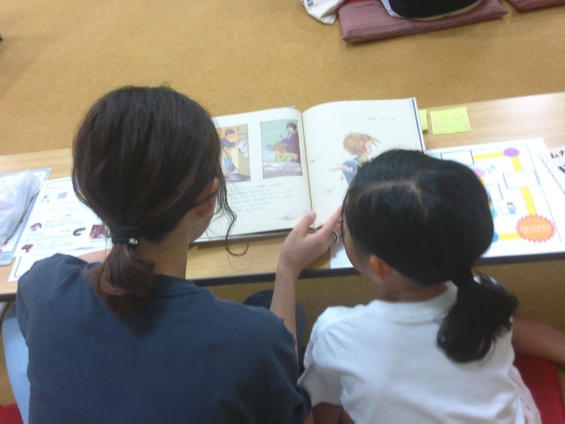 お母さんが読み聞かせをしている