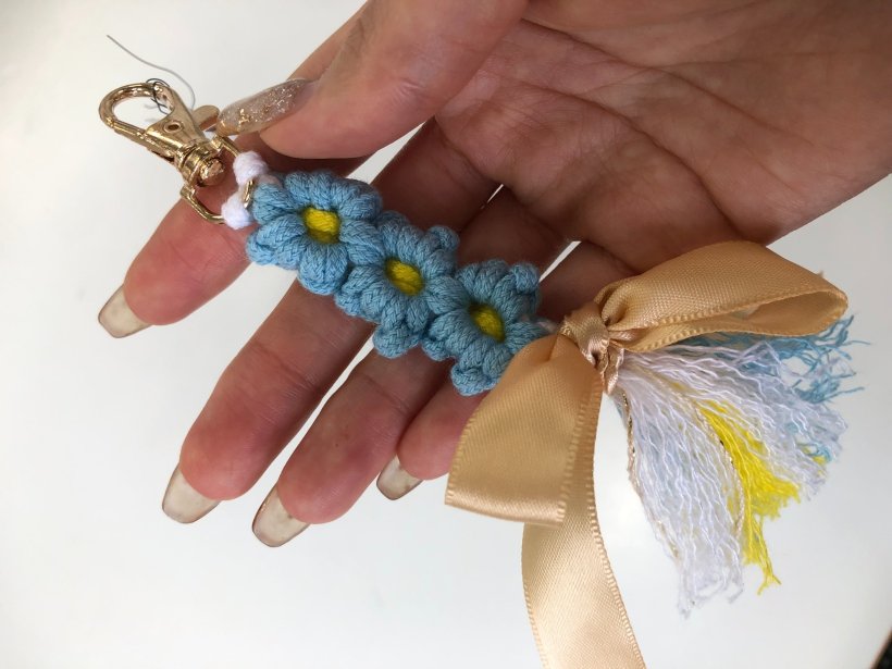 紐で編み込んだお花のストラップ