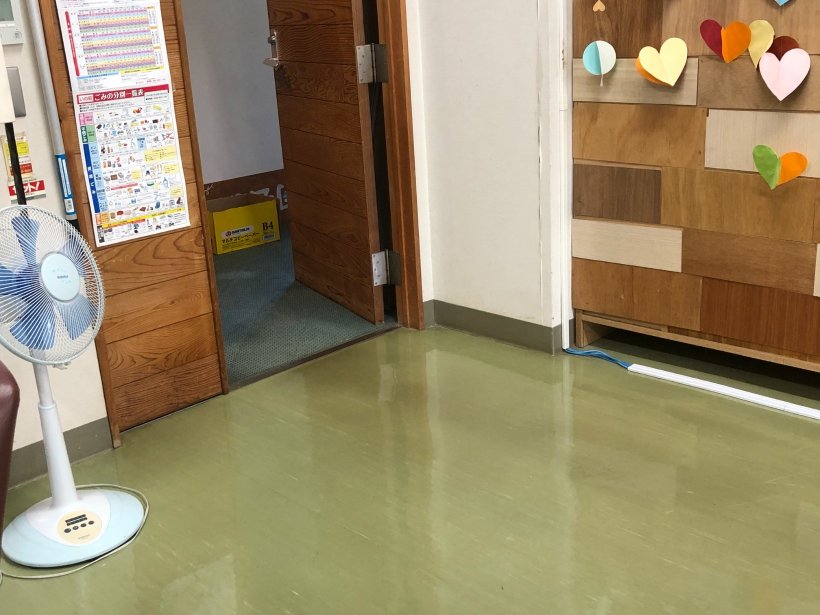 ワックスがけが終わった後の事務所の床