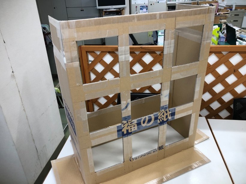 9つのマスをくりぬいた段ボール