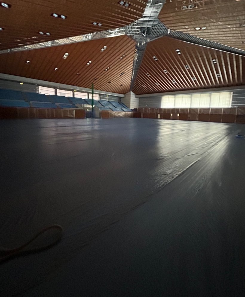 シートを敷かれた体育館のアリーナ