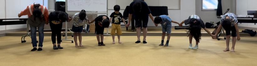 みんなで手をつなぎお礼をしている