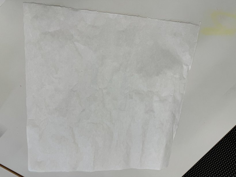 机の上に和紙が置かれている