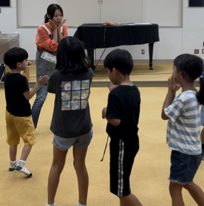 ほっぺを手をYの字にしてさわっている