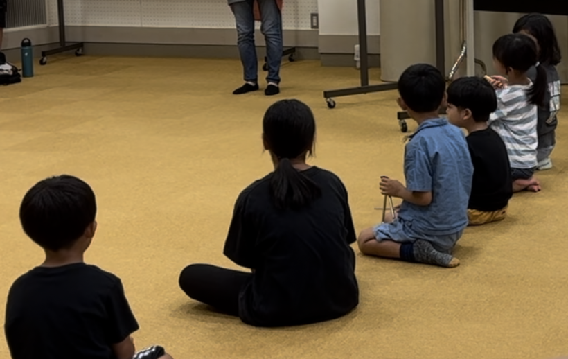 5人の子どもが楽器演奏中