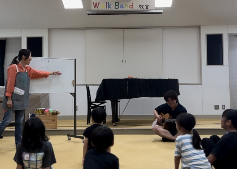 ギターと共に歌っている