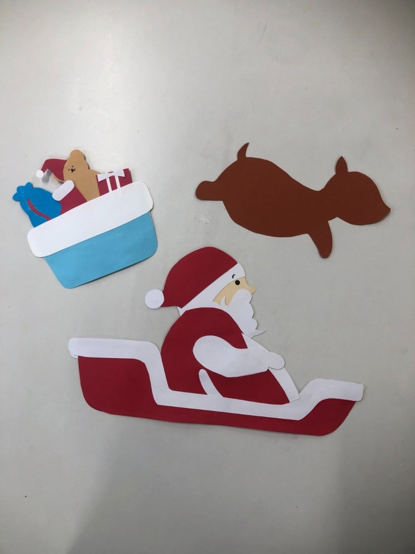 クリスマスの飾り（プレゼントとサンタとトナカイの製作途中）