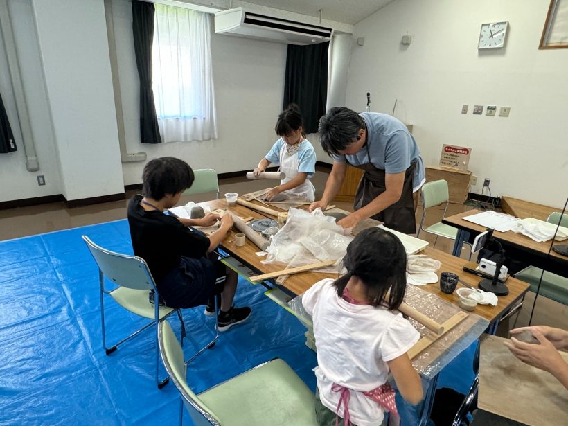 家族で制作している様子