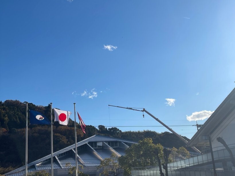 体育館の工事をするクレーン