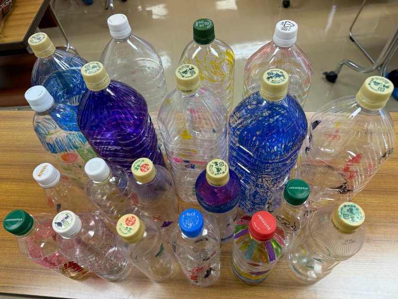 色や絵が描かれた沢山のペットボトル