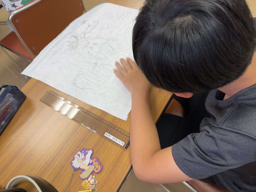 和紙に鉛筆で絵を描いている