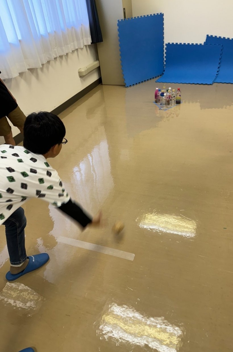 ボールを投げている