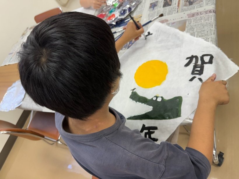 和紙に絵の具で色を塗っている