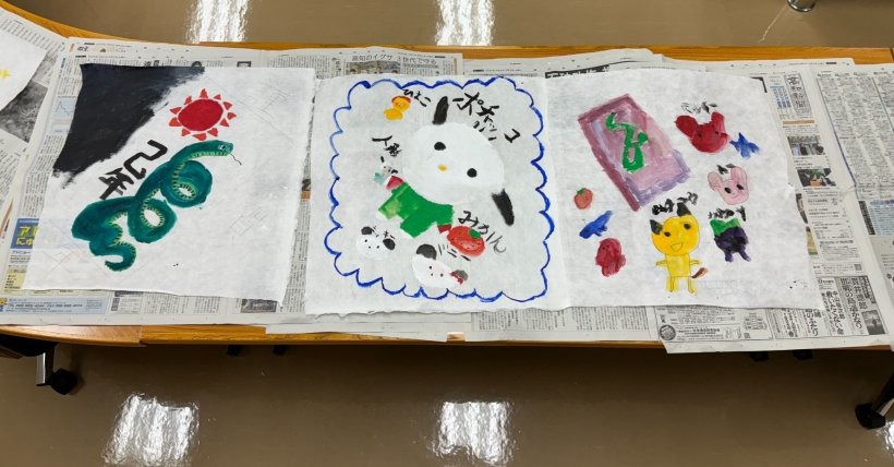 絵を描いた和紙を3枚並べている