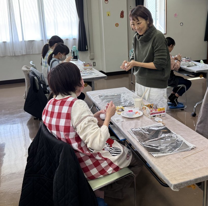 先生に作り方を教えてもらっている