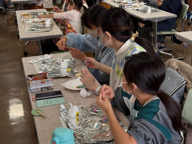 親子でろうをこねている