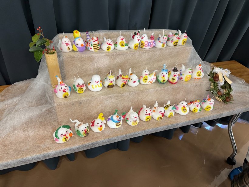 ヘビのキャンドルが沢山ならんでいる