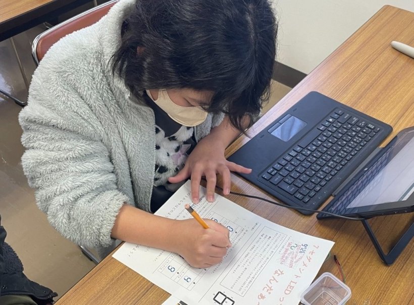 紙に記入している