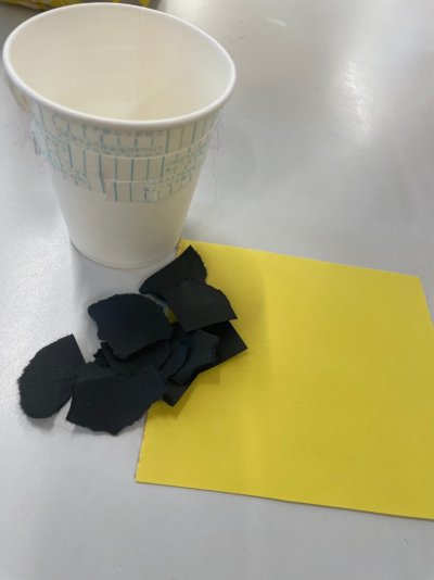 紙コップと画用紙