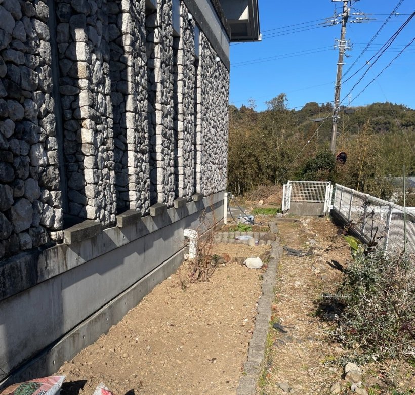 施設横の花壇の様子