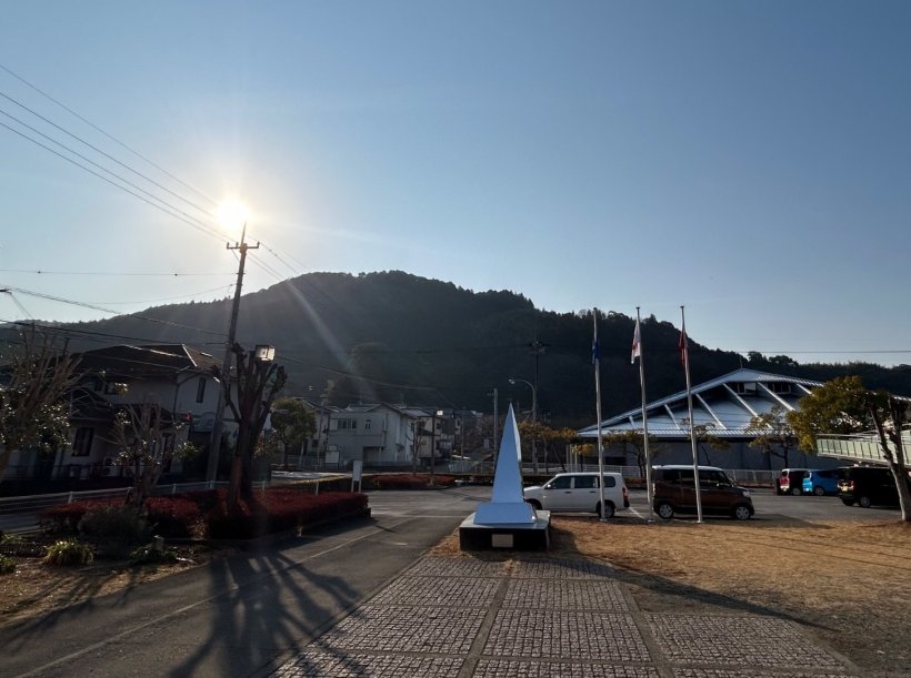 太陽と青少年体育館