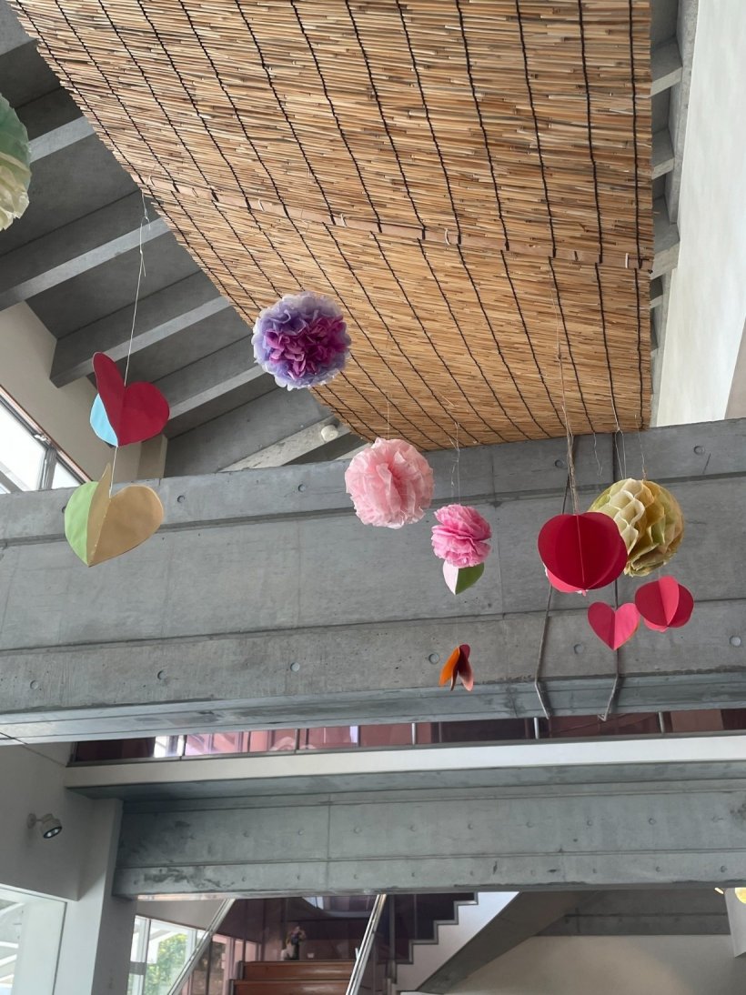 ロビーの上のハートのガーランド