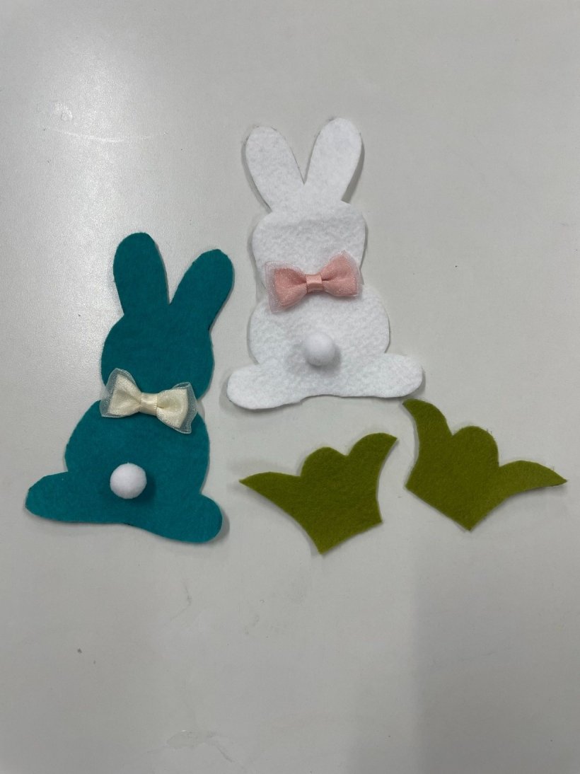フェルトで作ったウサギと緑のフェルトで作った葉っぱ