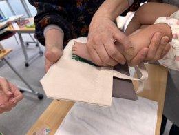 トートバックに足形をつけている